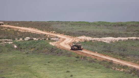 Un tanque israel&iacute; circula por un camino en L&iacute;bano