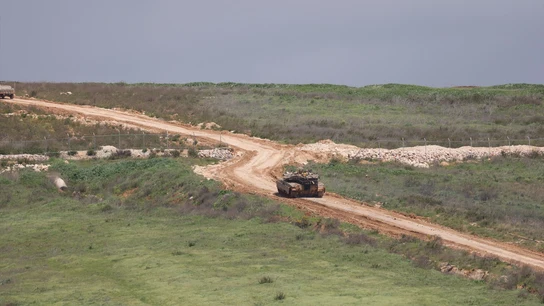 Un tanque israelí circula por un camino en Líbano Un tanque israelí circula por un camino en Líbano