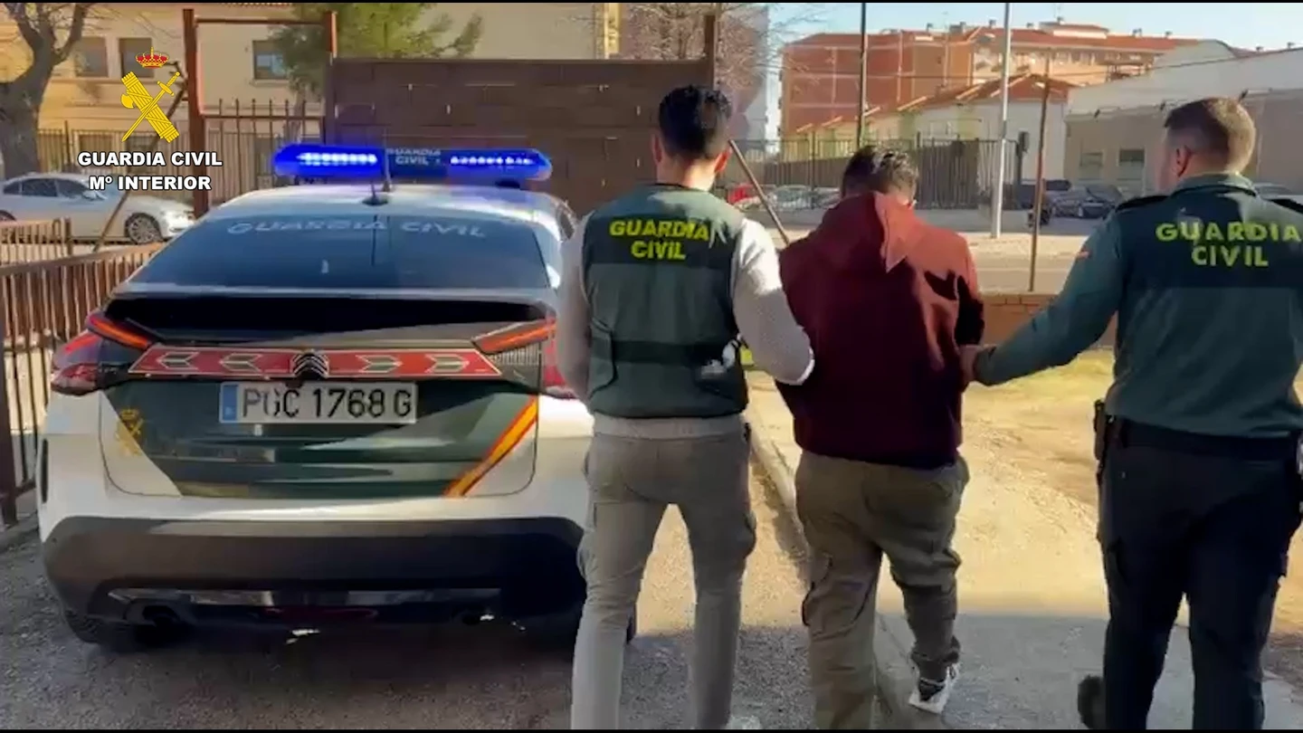 Imagen del momento de la detención de uno de los componentes del grupo criminal Imagen del momento de la detención de uno de los componentes del grupo criminal