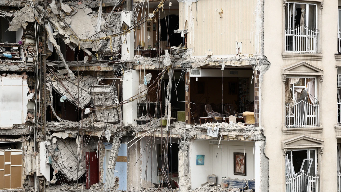 Vista de un edificio residencial dañado por una ataque, Teherán. Vista de un edificio residencial dañado por una ataque, Teherán.