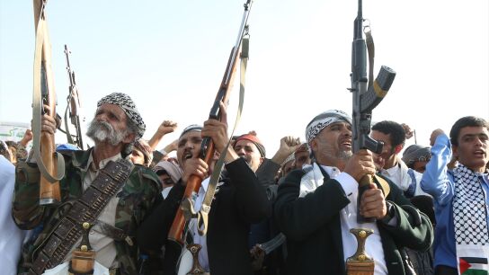 Imagen de archivo de varios hombres portando armas en Yemen