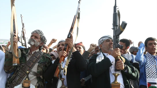 Imagen de archivo de varios hombres portando armas en Yemen Imagen de archivo de varios hombres portando armas en Yemen