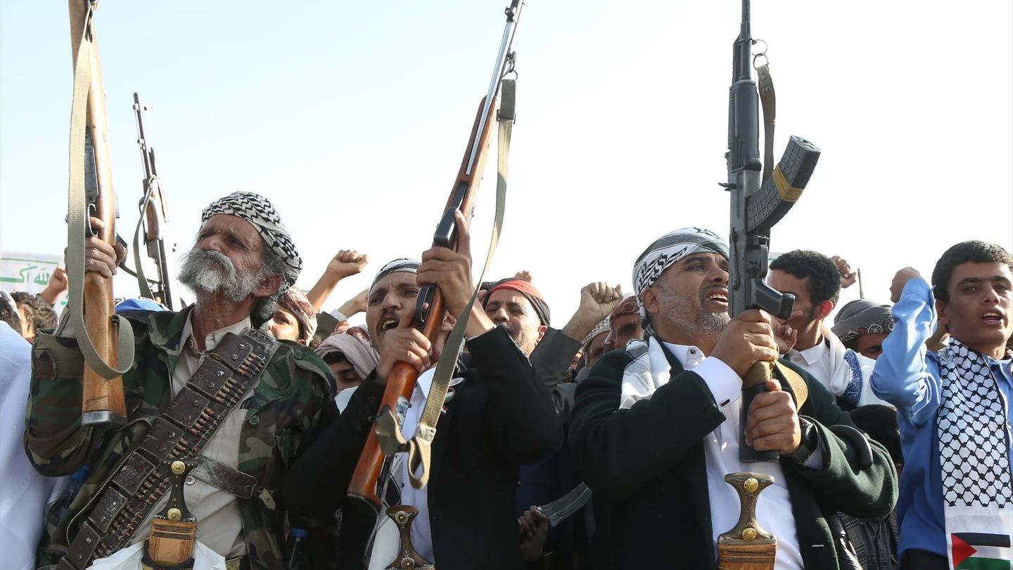 Imagen de archivo de varios hombres portando armas en Yemen Imagen de archivo de varios hombres portando armas en Yemen