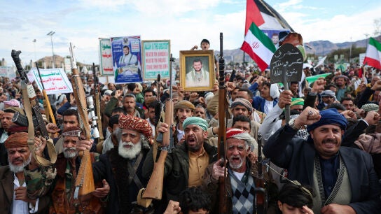 Partidarios de los hut&iacute;es se manifiestan en solidaridad con Ir&aacute;n en San&aacute;.