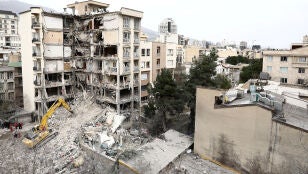 Imagen de archivo de un edificio en Teher&aacute;n (Ir&aacute;n) tras un bombardeo