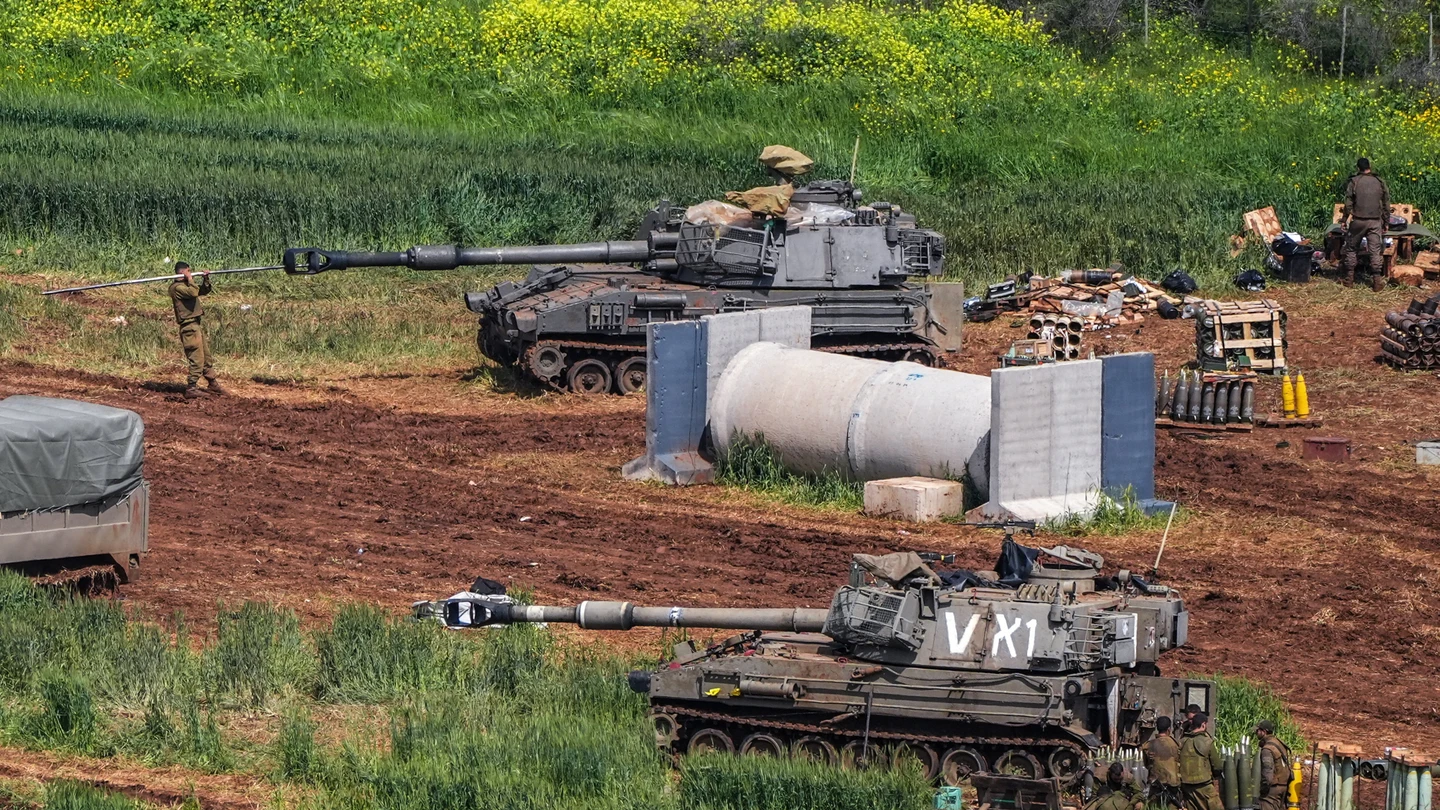 Una unidad de artillería israelí avanza hacia el Líbano. Una unidad de artillería israelí avanza hacia el Líbano.