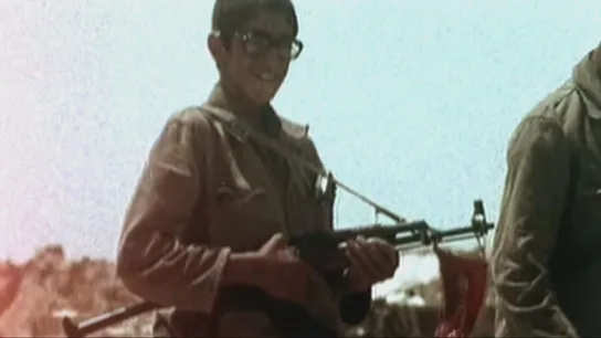 Imagen de un niño armado durante la revolución iraní de 1979 Imagen de un niño armado durante la revolución iraní de 1979