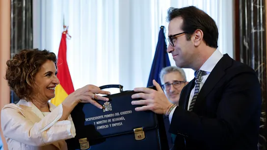 María Jesús Montero entrega la cartera de la vicepresidencia primera a Carlos Cuerpo María Jesús Montero entrega la cartera de la vicepresidencia primera a Carlos Cuerpo