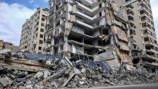 Un edificio tras los bombardeos israel&iacute;es en Dahye, los suburbios al sur de Beirut.