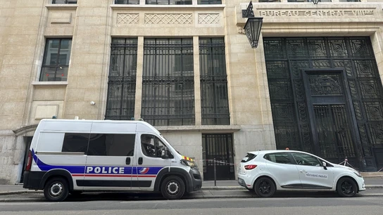 La Policía, frente a una sede del Bank of America La Policía, frente a una sede del Bank of America