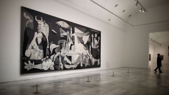 El 'Guernica' de Pablo Picasso en una de las salas del Museo Reina Sof&iacute;a, Madrid.