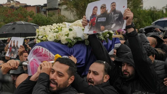 Funeral de tres periodistas libaneses, asesinados en un ataque selectivo israelí. Funeral de tres periodistas libaneses, asesinados en un ataque selectivo israelí.