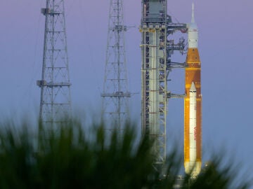 Cohete SLS de la misi&oacute;n Artemis II que llevar&aacute; a los humanos a la Luna