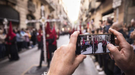 Una persona con un móvil grabando la Semana Santa de 2025 en Barcelona Una persona con un móvil grabando la Semana Santa de 2025 en Barcelona