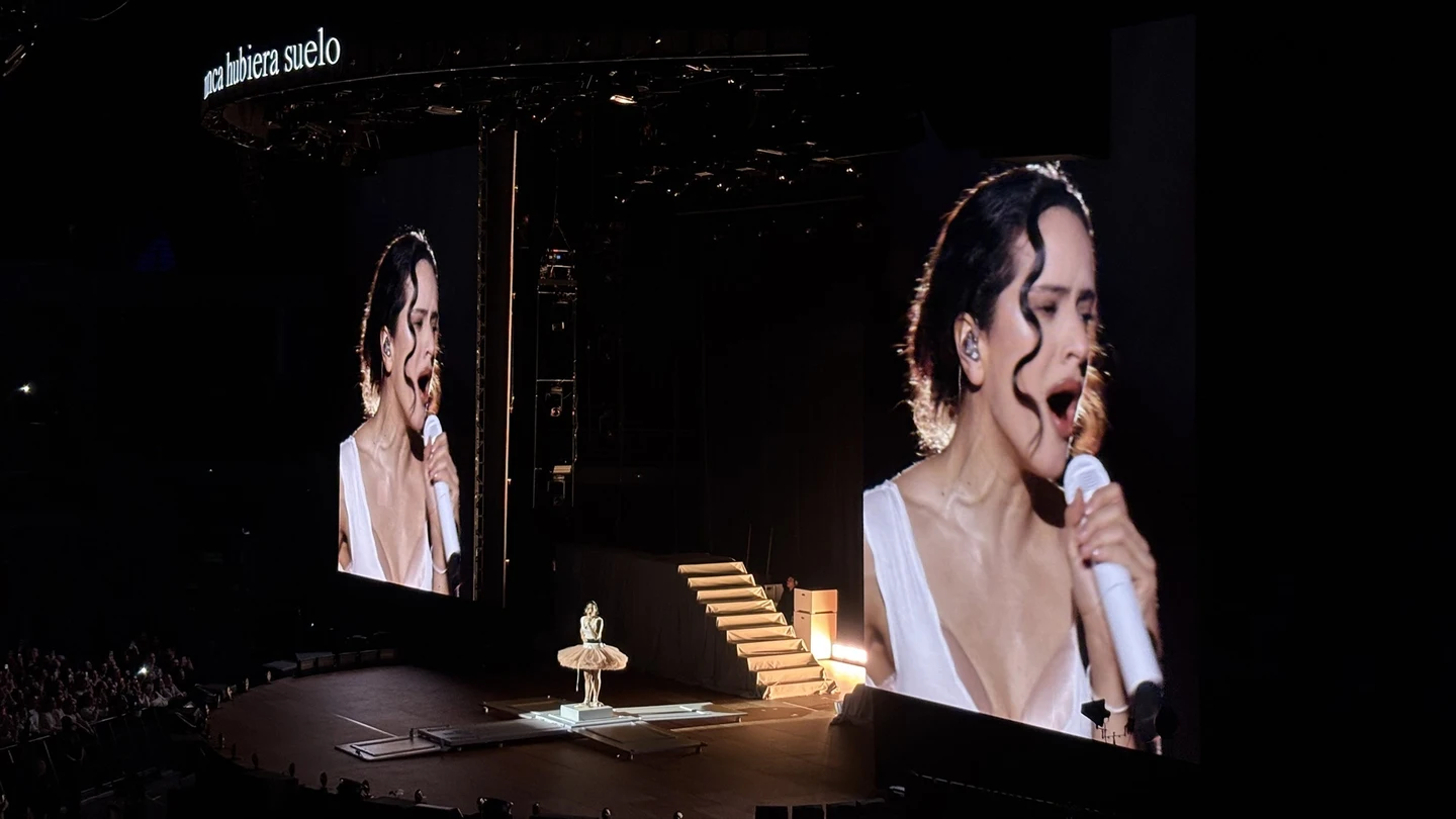Rosalía durante su primer concierto de 'Lux' en el Movistar Arena de Madrid Rosalía durante su primer concierto de 'Lux' en el Movistar Arena de Madrid
