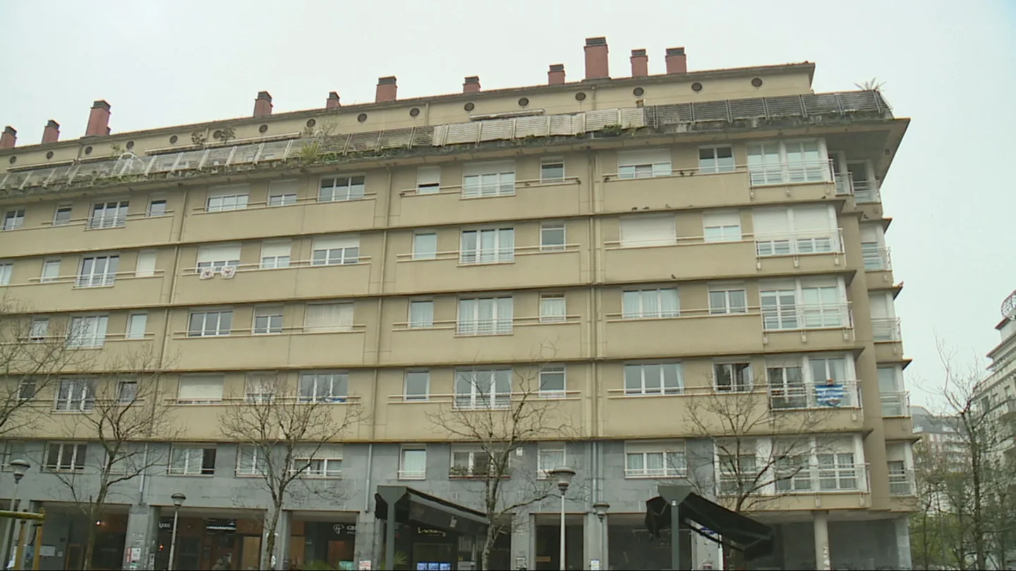 El temor de 500 familias de San Sebastián tras comprar un fondo buitre sus VPO: "La mayoría estaremos en la calle" El temor de 500 familias de San Sebastián tras comprar un fondo buitre sus VPO: "La mayoría estaremos en la calle"