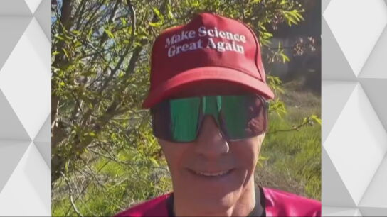 Pedro S&aacute;nchez con una gorra con el mensaje "Hacer a la ciencia grande otra vez"