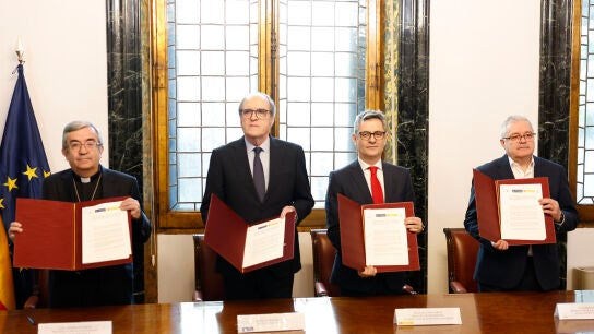 El defensor del pueblo, &Aacute;ngel Gabilondo; el ministro de la Presidencia, Justicia y Relaciones con las Cortes, F&eacute;lix Bola&ntilde;os; el presidente de la CEE, Luis Arg&uuml;ello, y el presidente de la Confer, Jes&uacute;s D&iacute;az Sariego
