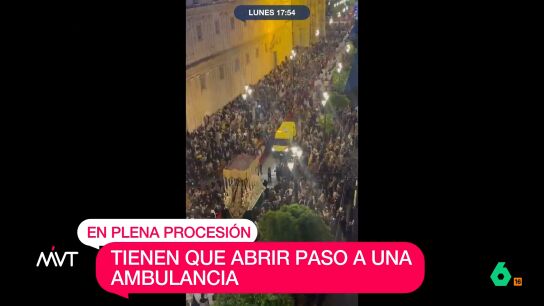 No ha hecho m&aacute;s que empezar la Semana Santa y ya deja im&aacute;genes curiosas, como la de una ambulancia que, por error, acab&oacute; en medio de una procesi&oacute;n del Domingo de Ramos. Los cofrades le dejaron paso pensando que era una emergencia.