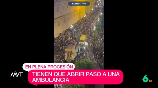 La sorprendente 'penitencia' de una ambulancia en Sevilla: irrumpe por error en plena procesión del Domingo de Ramos No ha hecho más que empezar la Semana Santa y ya deja imágenes curiosas, como la de una ambulancia que, por error, acabó en medio de una procesión del Domingo de Ramos. Los cofrades le dejaron paso pensando que era una emergencia.