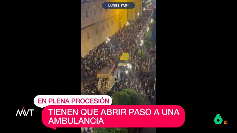 La sorprendente 'penitencia' de una ambulancia en Sevilla: irrumpe por error en plena procesi&oacute;n del Domingo de Ramos