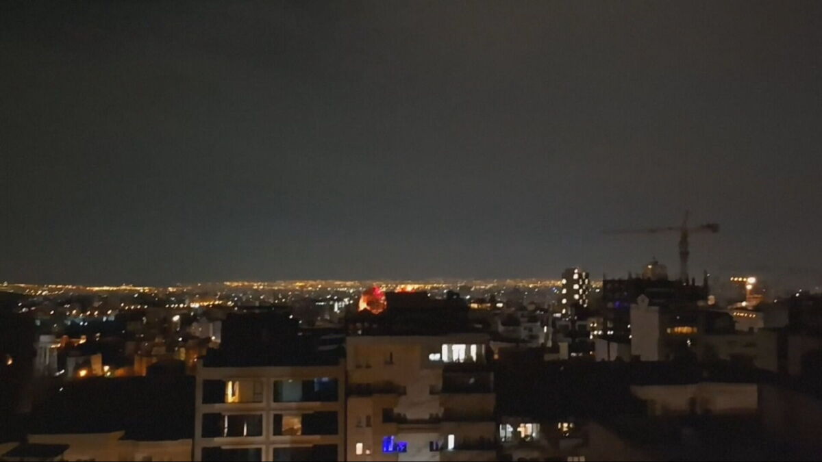 Teherán vive la guerra a oscuras: apagón en la capital y el norte de Irán tras bombardeos a varias plantas energéticas