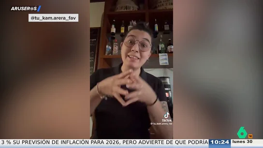 Una camarera estalla contra los clientes impacientes que quieren entrar al bar antes de abrir Una camarera estalla contra los clientes impacientes que quieren entrar al bar antes de abrir