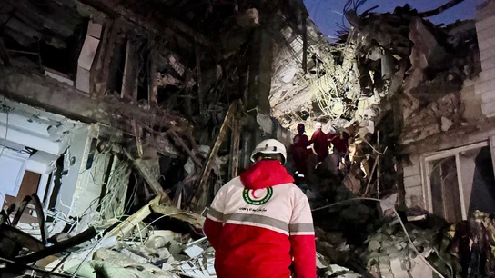 Miembros de los equipos de rescate de la Media Luna Roja Iraní (IRCS) trabajan en el lugar de un edificio dañado por un ataque aéreo en Teherán Miembros de los equipos de rescate de la Media Luna Roja Iraní (IRCS) trabajan en el lugar de un edificio dañado por un ataque aéreo en Teherán