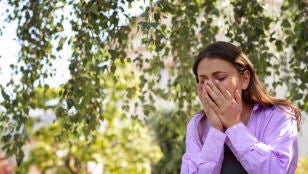 Una mujer estornudando en primavera