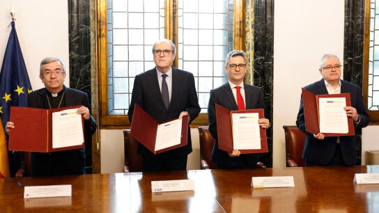 El defensor del pueblo, &Aacute;ngel Gabilondo; el ministro de la Presidencia, Justicia y Relaciones con las Cortes, F&eacute;lix Bola&ntilde;os; el presidente de la CEE, Luis Arg&uuml;ello, y el presidente de la Confer, Jes&uacute;s D&iacute;az Sariego