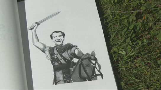 ilustraci&oacute;n de &oacute;scar cerd&aacute;n para su libro la historia del cine jam&aacute;s contada