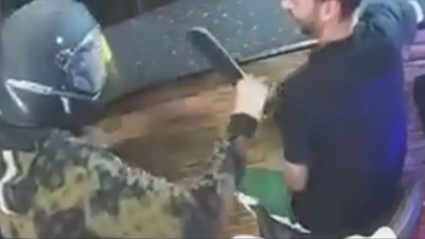 Atraco de risa en Mijas: entra en un restaurante con un machete y los clientes creen que es una broma Atraco de risa en Mijas: entra en un restaurante con un machete y los clientes creen que es una broma