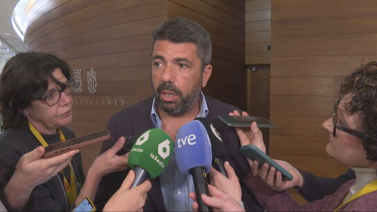 El expresident de la Generalitat Valenciana Carlos Maz&oacute;n atiende a los medios de comunicaci&oacute;n en Les Corts