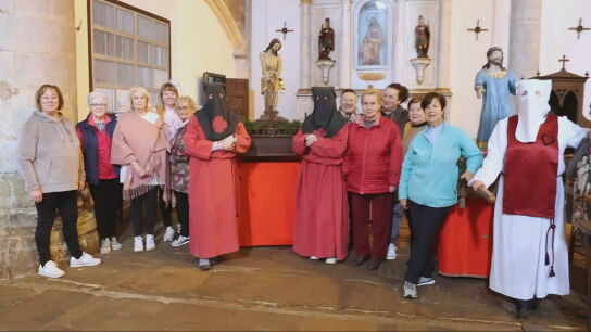  el trono de la Esperanza es llevado por las calles de Ferrol a los hombros de 67 mujeres