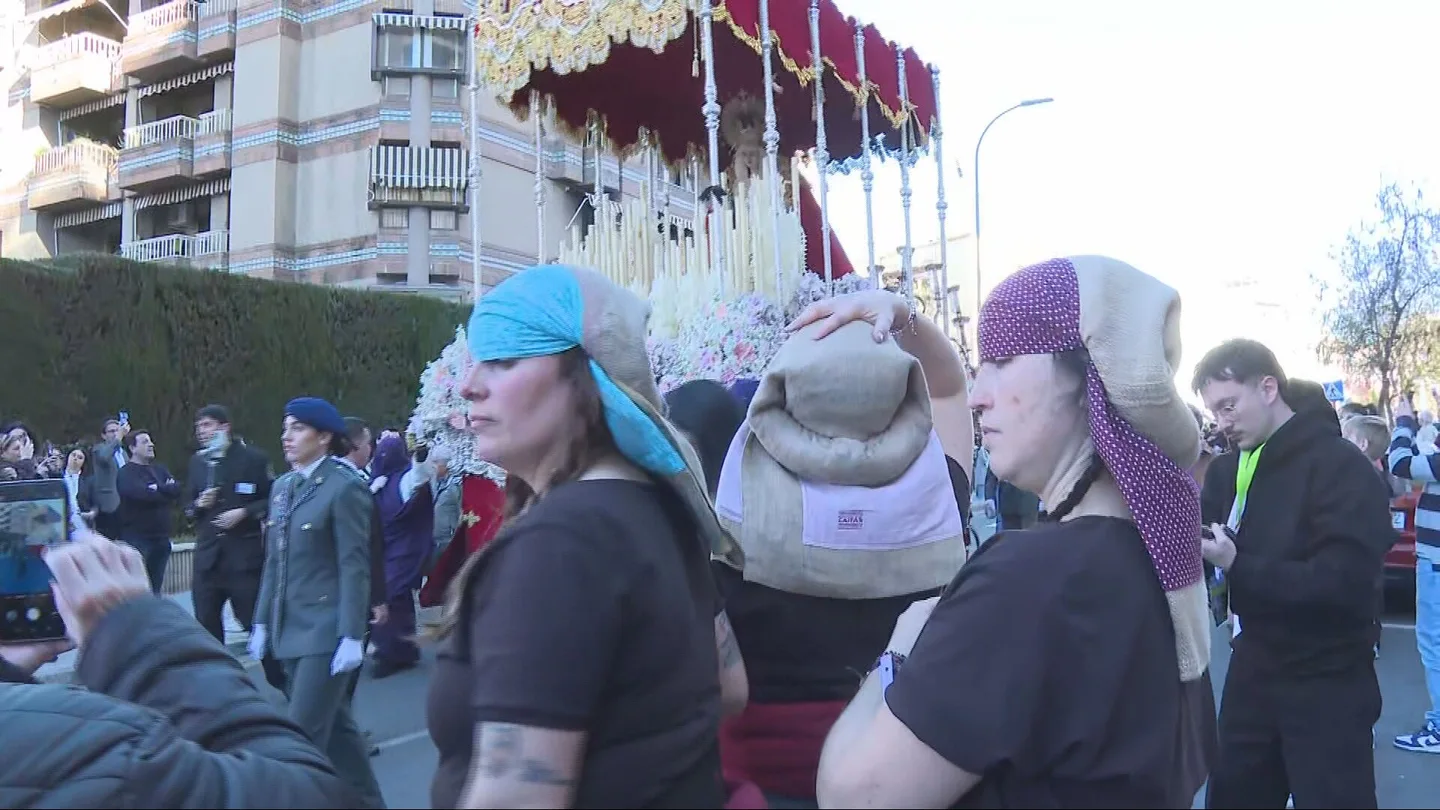 La devoción en Semana Santa no entiende de género: las cofradías de España que sobreviven gracias a sus mujeres costaleras La devoción en Semana Santa no entiende de género: las cofradías de España que sobreviven gracias a sus mujeres costaleras