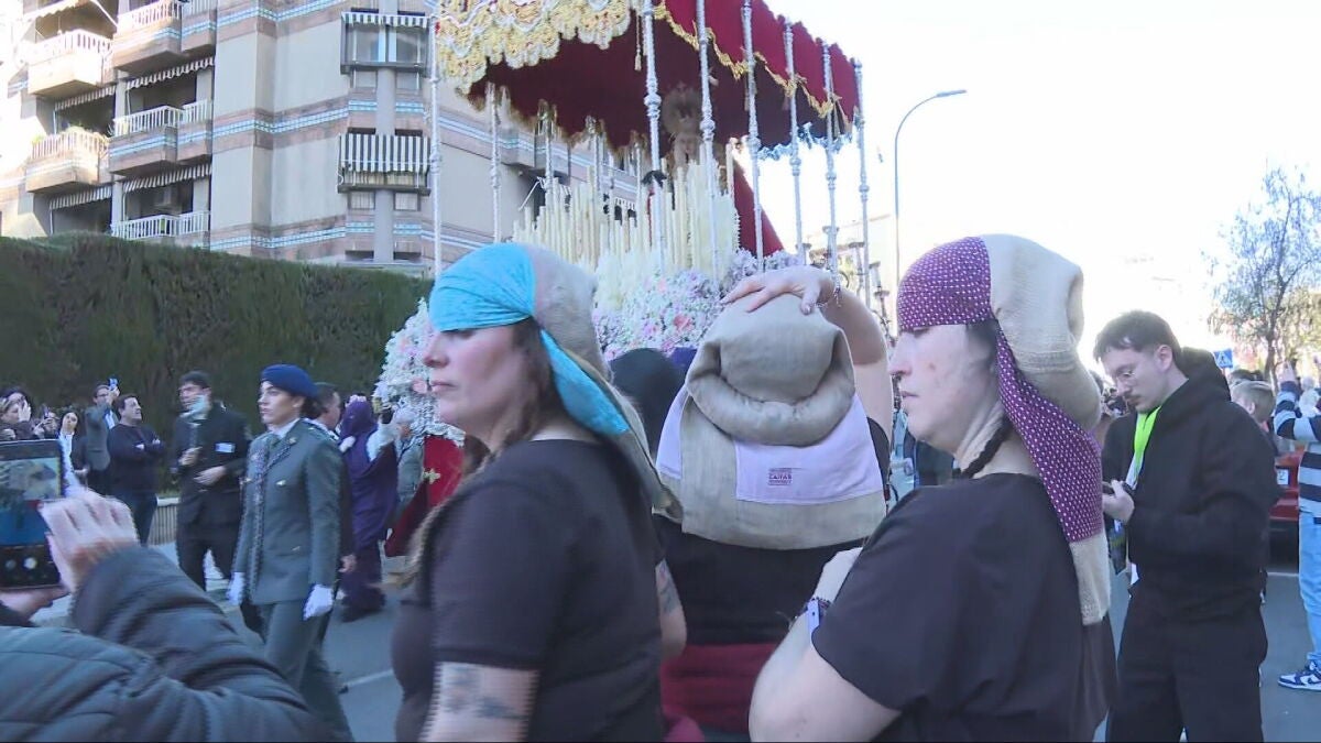 La devoción en Semana Santa no entiende de género: las cofradías de España que sobreviven gracias a sus mujeres costaleras