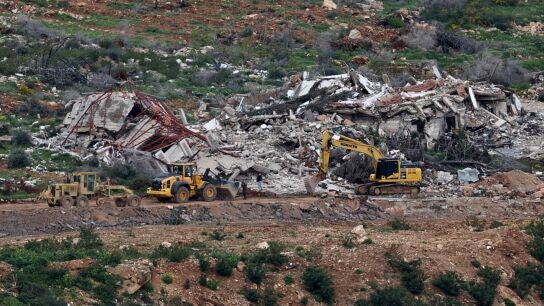 Imagen de maquinaria israel&iacute; retirando escombros de una vivienda destruida en L&iacute;bano
