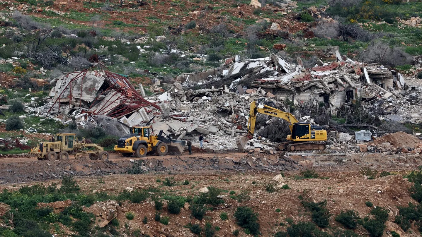 Imagen de maquinaria israelí retirando escombros de una vivienda destruida en Líbano Imagen de maquinaria israelí retirando escombros de una vivienda destruida en Líbano