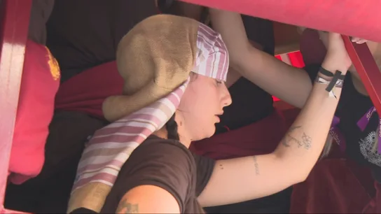 Bajo las trabajaderas de la Santísima Virgen de la Caridad de Granada encontramos una de las primeras cuadrillas de mujeres de Andalucía Bajo las trabajaderas de la Santísima Virgen de la Caridad de Granada encontramos una de las primeras cuadrillas de mujeres de Andalucía