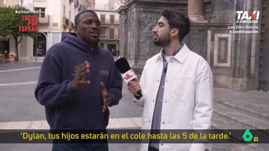 El jugador de baloncesto Dylan Ennis se declara español ante Isma Juárez: "Solo me falta aprender el idioma" El jugador recorría el centro de Murcia con el reportero para hablar sobre su vida en España y qué es lo que más le gusta de vivir aquí y, en especial, de la tierra que le ha acogido.