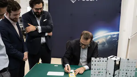 El vicepresidente del Gobierno Carlos Cuerpo durante la firma del satélite junto a Vicente González y Julián Fernández, fundadores de FOSSA El vicepresidente del Gobierno Carlos Cuerpo durante la firma del satélite junto a Vicente González y Julián Fernández, fundadores de FOSSA