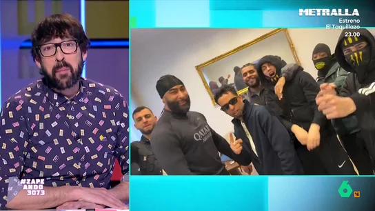 Quique Peinado reacciona al último vídeo del padre de Lamine Yamal 'rapeando': "Parece más bien Stevie Wonder" Mounir Nasraoui sigue sorprendiendo con los vídeos que sube a sus redes sociales. En esta ocasión, ha decidio mostrar su lado más 'gansta' junto al rapero La Fouine 78.