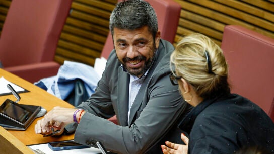  El diputado popular, Carlos Maz&oacute;n, durante la sesi&oacute;n de control parlamentario del pleno de Les Corts al president de la Generalitat, Juanfran P&eacute;rez Llorca