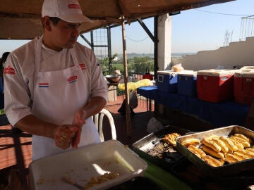 Una persona prepara chipa en la celebraci&oacute;n del &lsquo;Chipa Apo&rsquo; este martes, en Asunci&oacute;n (Paraguay)