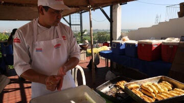 Una persona prepara chipa en la celebraci&oacute;n del &lsquo;Chipa Apo&rsquo; este martes, en Asunci&oacute;n (Paraguay)