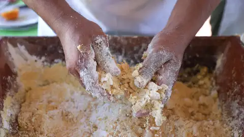 Una persona prepara chipa en la celebración del ‘Chipa Apo’ este martes, en Asunción (Paraguay) Una persona prepara chipa en la celebración del ‘Chipa Apo’ este martes, en Asunción (Paraguay)