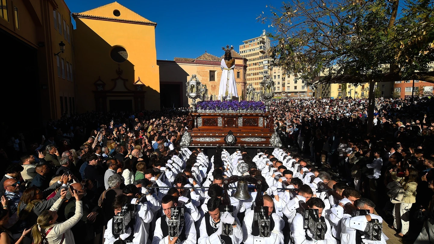 Málaga se llena de turistas en Semana Santa pese al corte en el AVE aunque los hosteleros hablan de pérdidas: "No son cifras trágicas, pero sí de descenso" Málaga se llena de turistas en Semana Santa pese al corte en el AVE aunque los hosteleros hablan de pérdidas: "No son cifras trágicas, pero sí de descenso"