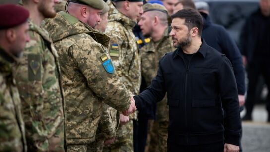 El presidente de Ucrania, Volod&iacute;mir Zelenski, saludando a un conjunto de soldados ucranianos