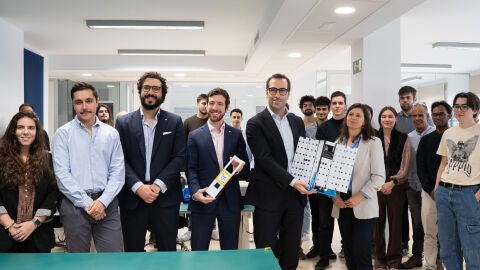 El ministro de Economia, Carlos Cuerpo, junto a los fundadores de FOSSA y parte del equipo de la empresa española que mas satelites ha puesto en orbita
