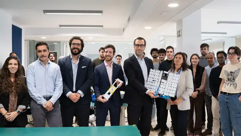 El ministro de Economia, Carlos Cuerpo, junto a los fundadores de FOSSA y parte del equipo de la empresa española que mas satelites ha puesto en orbita El ministro de Economia, Carlos Cuerpo, junto a los fundadores de FOSSA y parte del equipo de la empresa española que mas satelites ha puesto en orbita